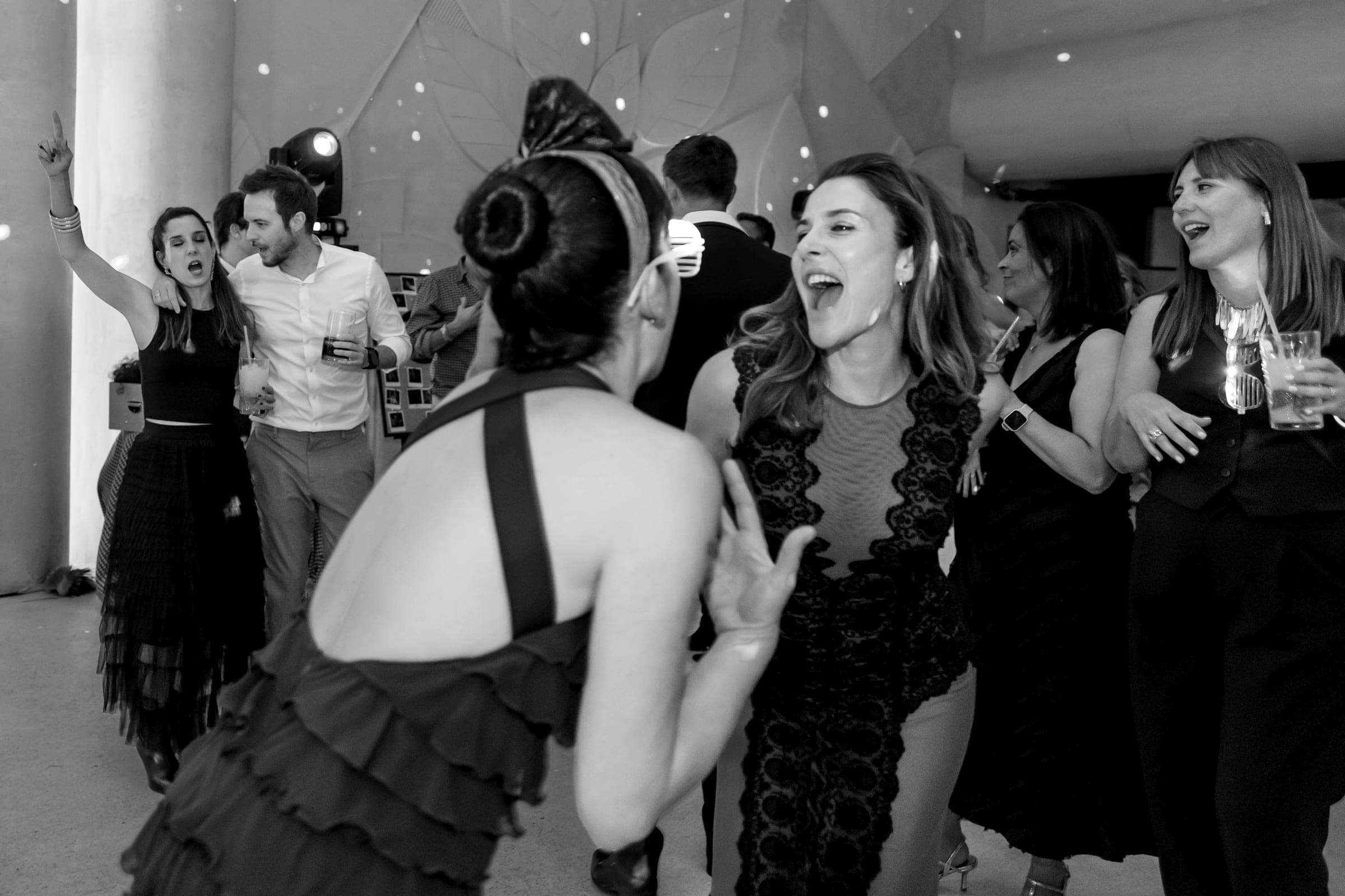 Invitadas bailando y riendo en la fiesta