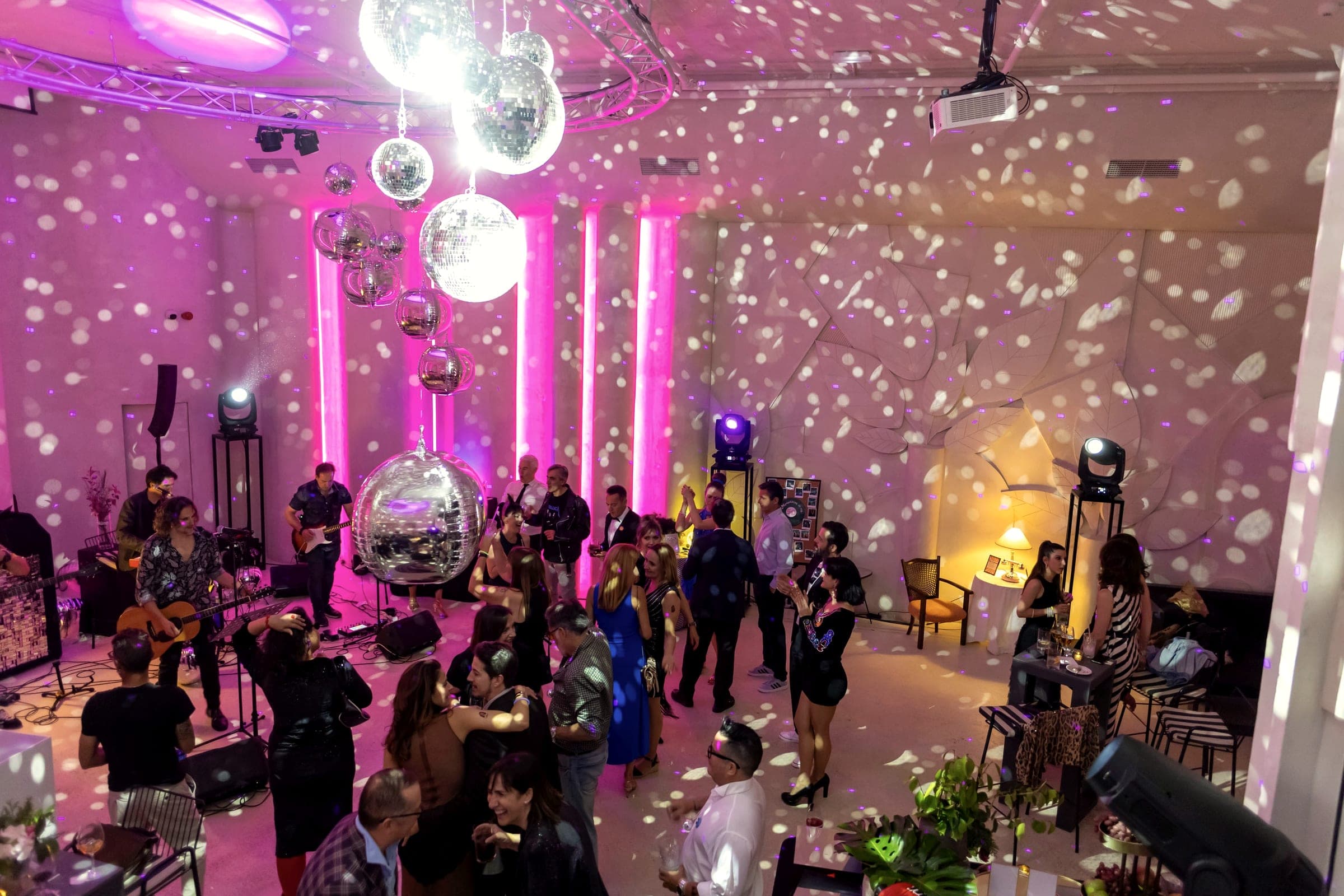 Fiesta disco con bolas de espejos y luz rosa en el 50 cumpleaños