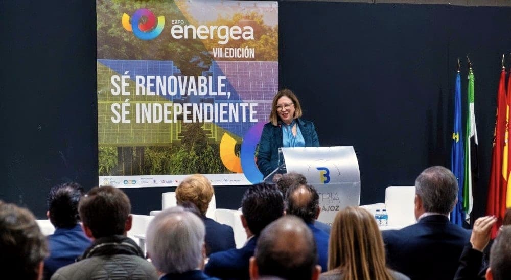 Ponente en el atril ante el lema «Sé renovable, sé independiente»