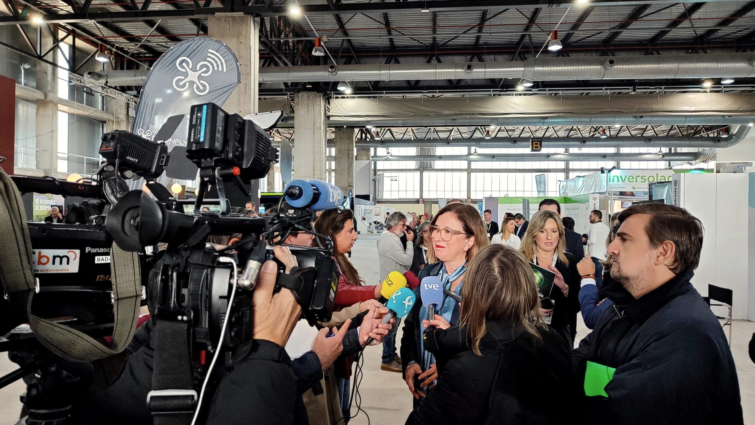 Entrevista ante las cámaras de televisión en el pabellón de Expoenergea
