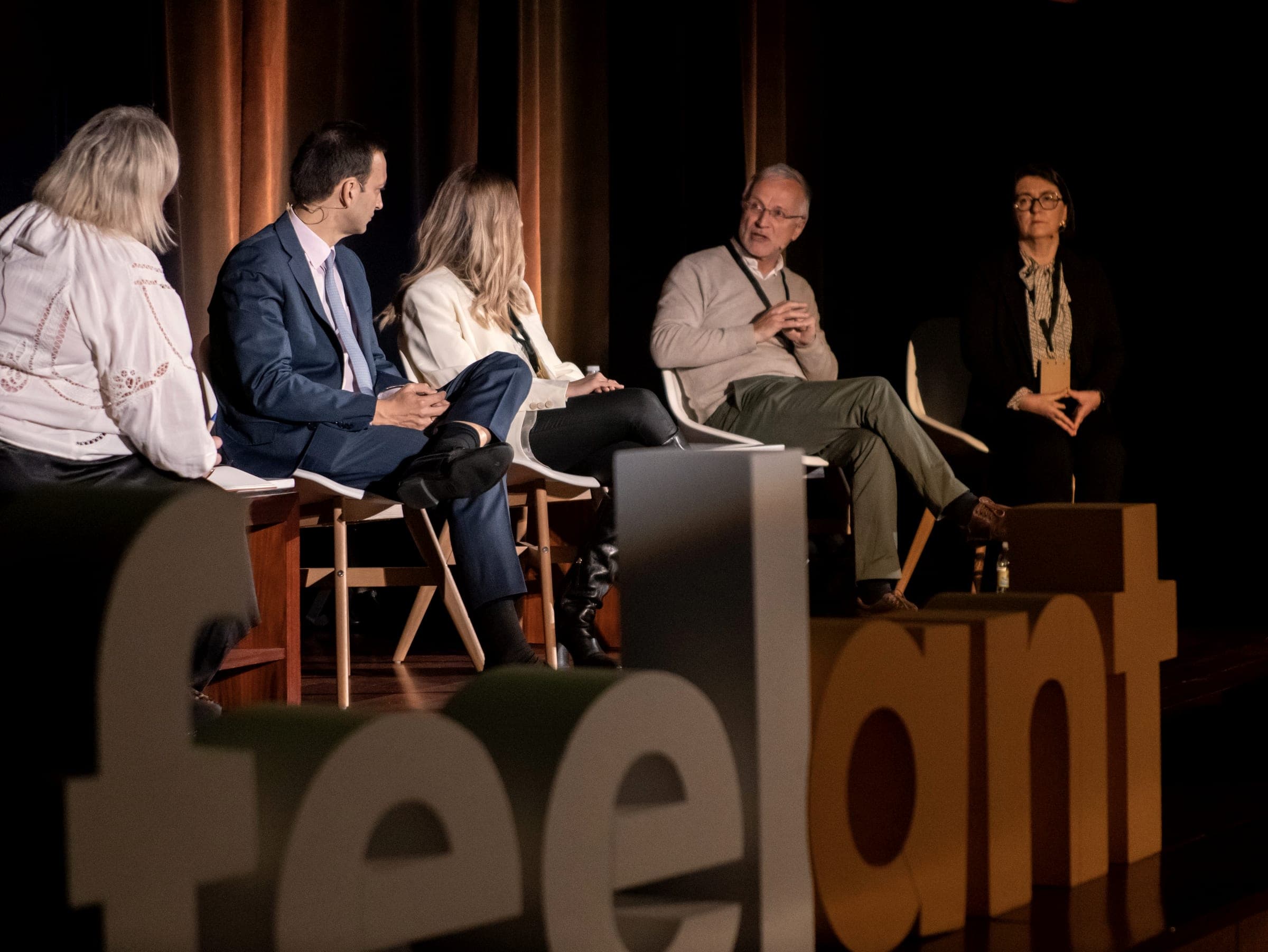 Mesa redonda de cinco ponentes tras las letras corpóreas de Feelant