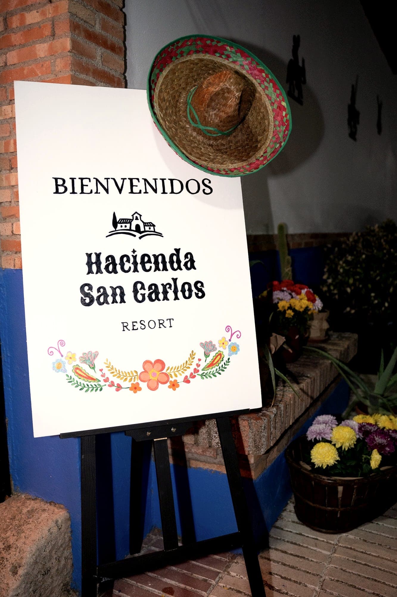 Cartel de bienvenida a la Hacienda San Carlos con un sombrero mexicano