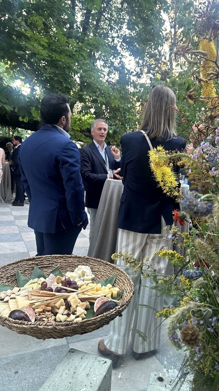 Cesta de quesos y frutas en el cóctel al aire libre