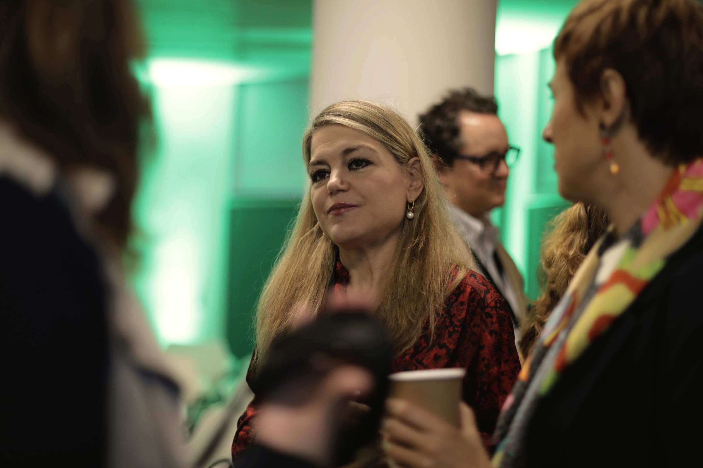 Invitadas conversando en el networking de RED Energy Club